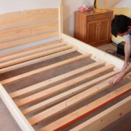 Sửa giường gỗ bị rung, lắc, cong vênh. Sửa tủ gỗ kẹt cánh cửa, hỏng bản lề. Sửa mối mọt, chắp vá điểm nứt vỡ, sơn, đánh vecni giường, tủ