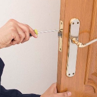 Sửa khóa cửa gỗ bị kẹt, mất chìa, thay mới ổ khóa, chốt cửa gỗ